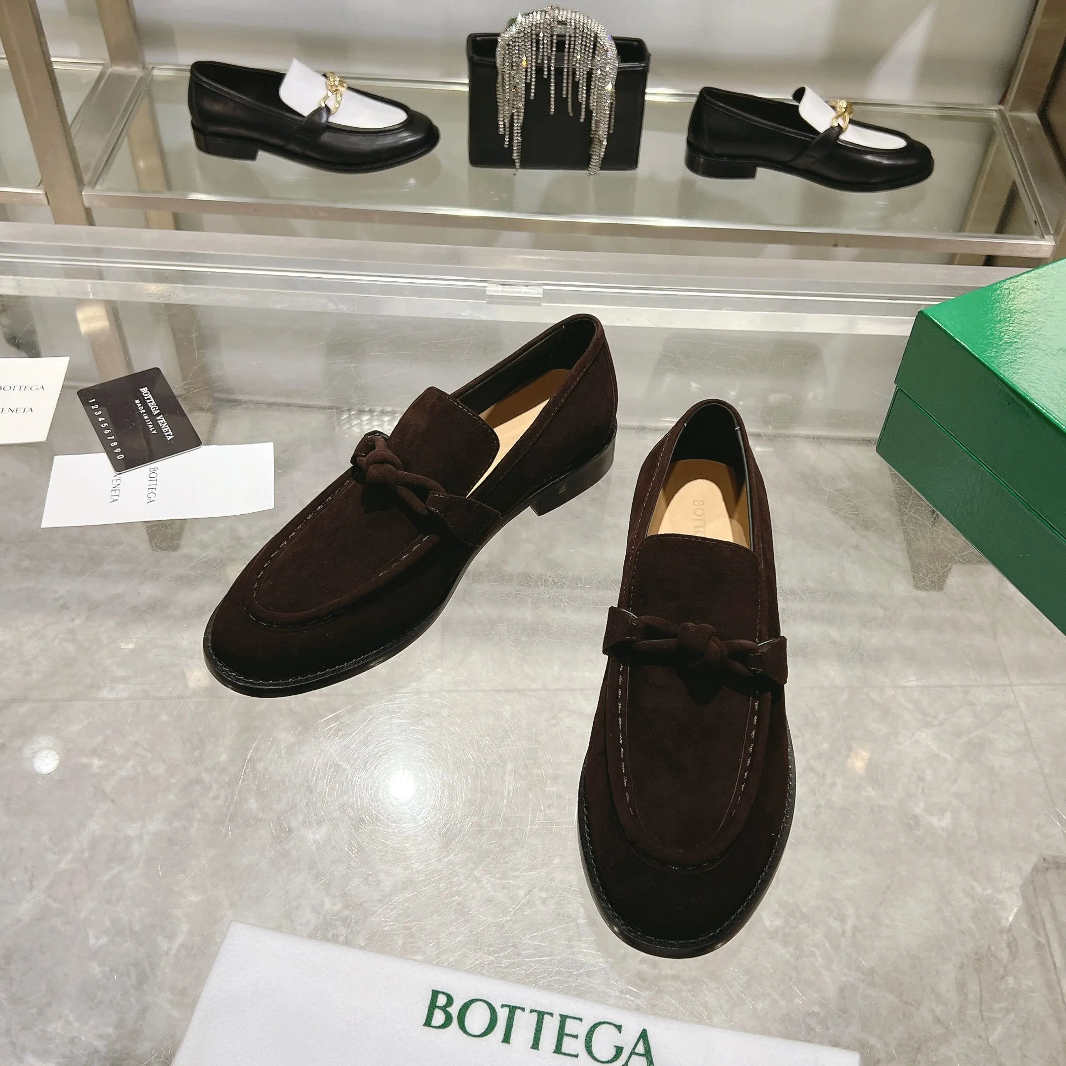 [BV] Top P: 820💰 Couple size: female 35-39 (female 40 custom-made) male 39-44 (38.45 non-refundable) Bottega Veneta 2025 counter synchronization style! Small round toe loafers! Imported leather outsole! High-grade cashmere! Solid color Niuli! Original board developed leather buckle
